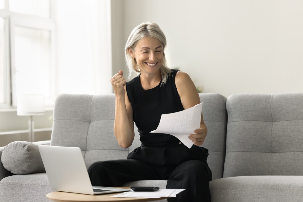 mulher comemorando após conseguir melhorar a nota do score