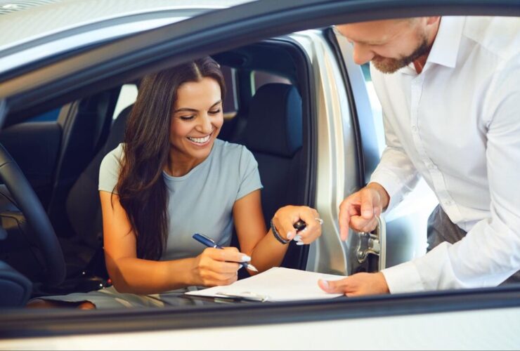 mulher em carro assinando contrato para aluguel de veículos