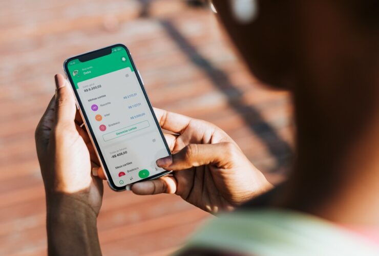 pessoa usando aplicativo para controle financeiro no celular