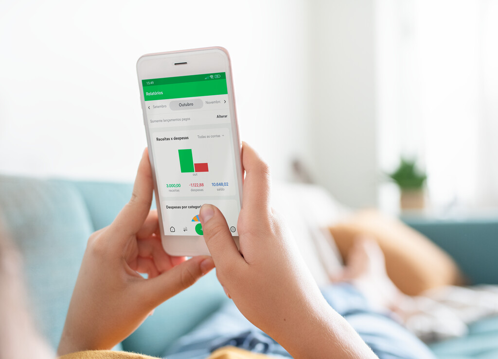 pessoa usando app controle de gastos cartão de crédito pelo celular