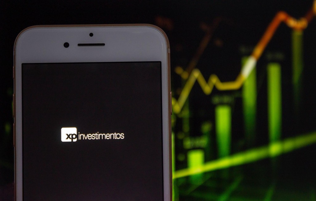 celular aberto no app de investimento XP