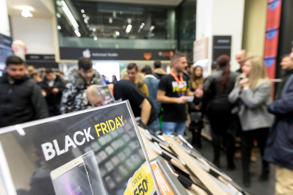 clientes em loja para a black friday 2024