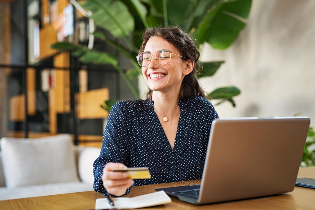 mulher com cartão fazendo compras online na black friday 2024