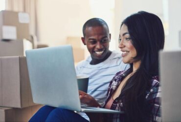 casal usando o computador para saber como consultar score