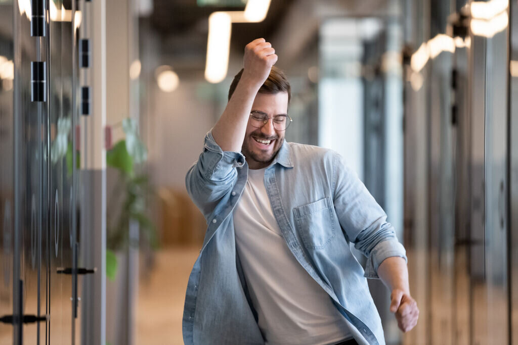 homem comemorando depois de alcançar suas metas financeiras