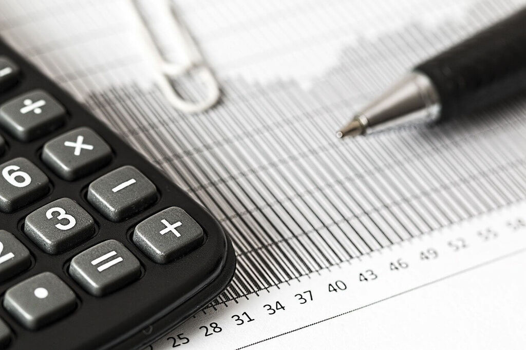 calculadora e caneta para declarar imposto de renda