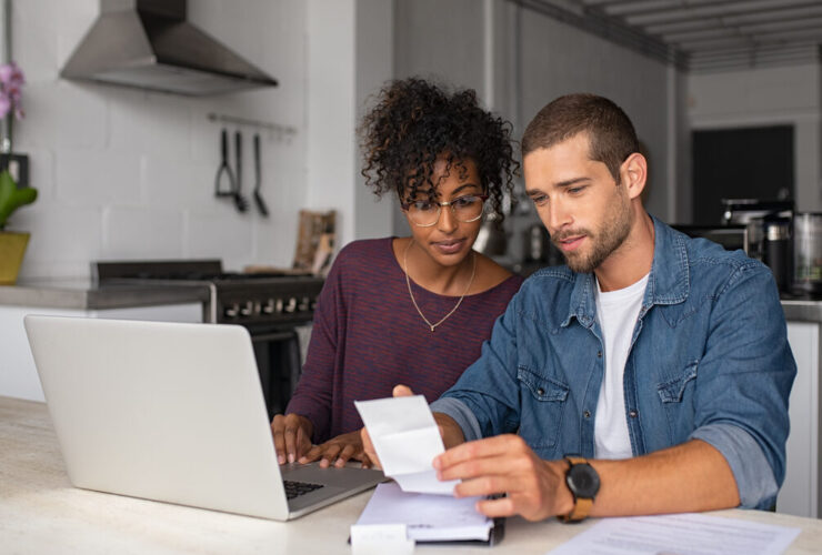 casal usando a internet para aprender como fazer um planejamento financeiro