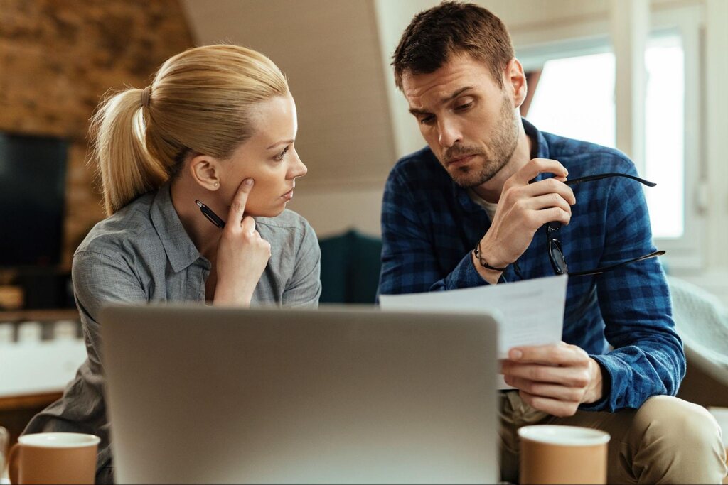 casal analisando as contas para saber como negociar dívida