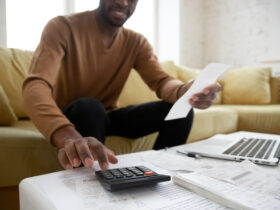 homem fazendo cálculos e aprendendo como organizar as finanças