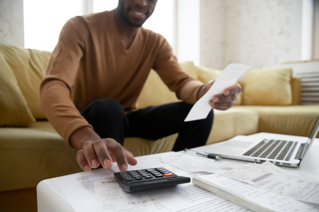 homem fazendo cálculos e aprendendo como organizar as finanças