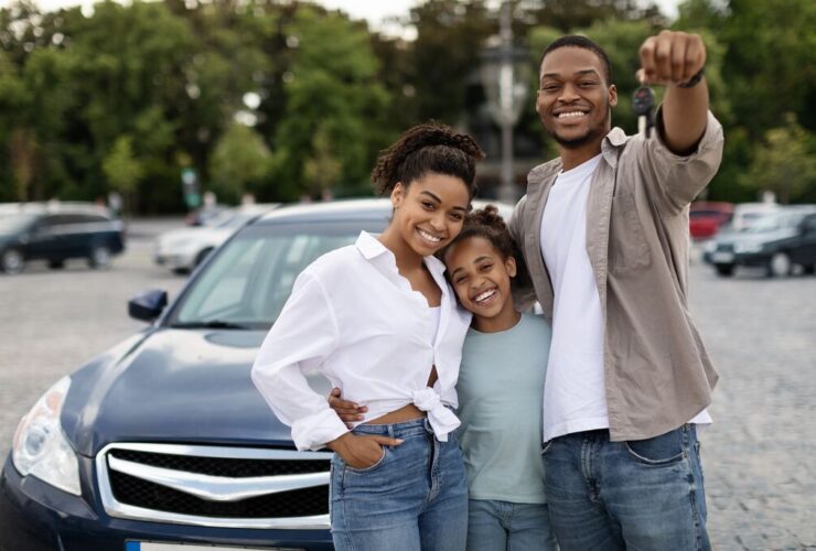 Família com a chave do carro na mão após entender como planejar a compra de um carro