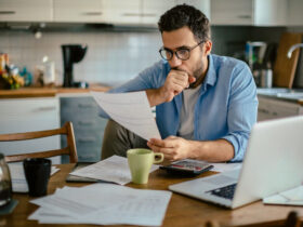 homem analisando como sair das dívidas