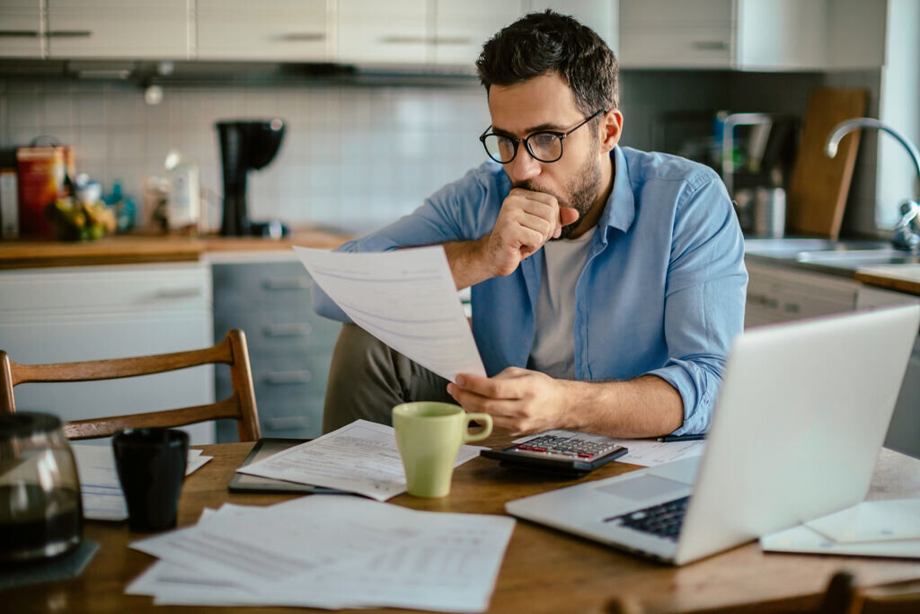 homem analisando como sair das dívidas