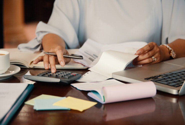 pessoa usando calculadora, representando como separar dinheiro da empresa e pessoal