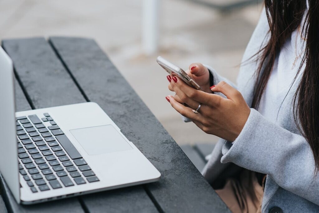 pessoa pesquisando no celular como trabalhar freelancer