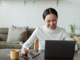 mulher usando o computador para pesquisar sobre comparativo de fundos