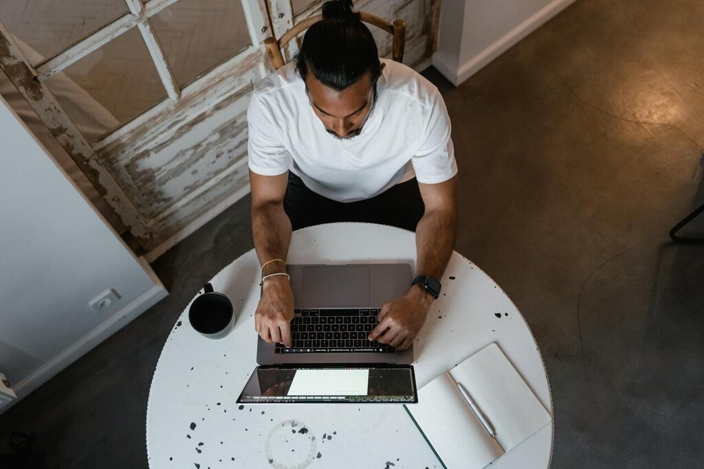 homem usando o notebook para fazer comparativo de fundos de investimento