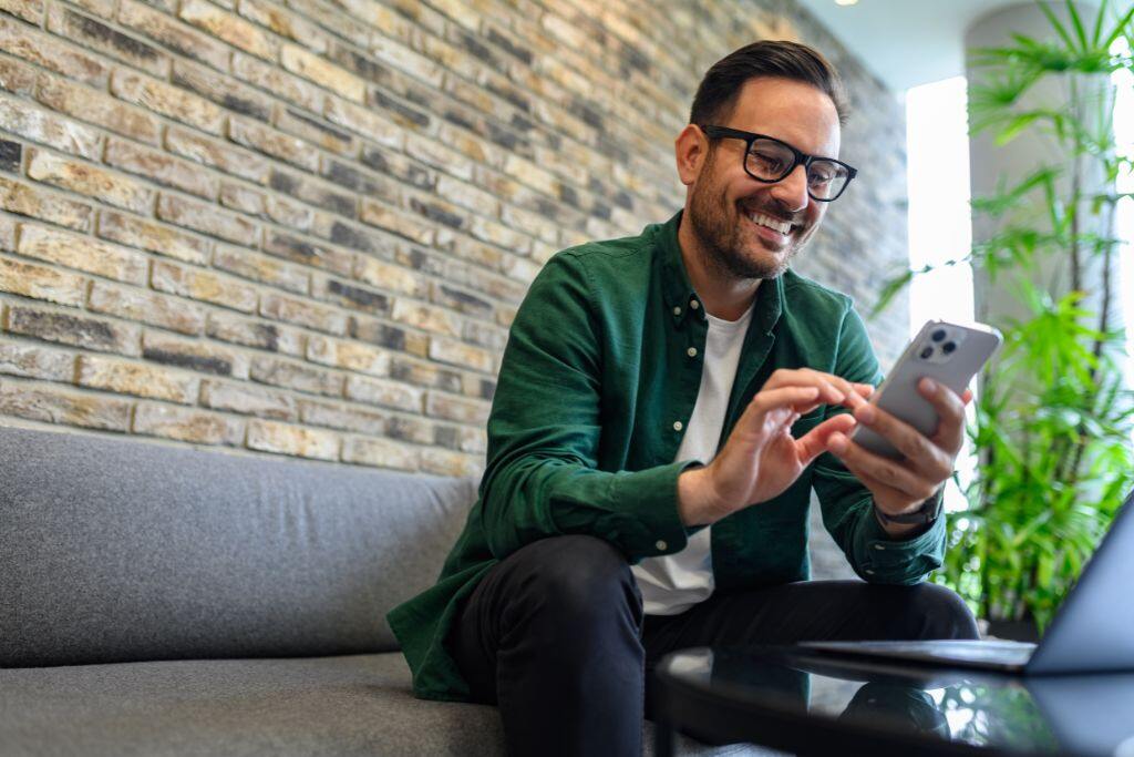 homem pesquisando por consultoria financeira pelo celular