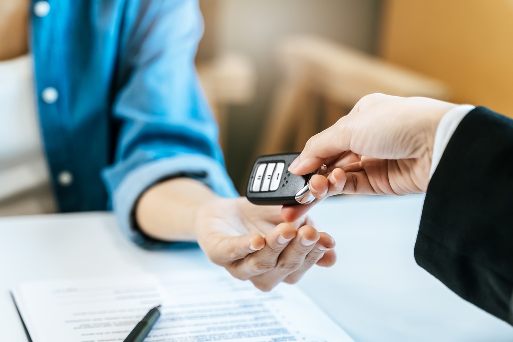 Pessoa pegando a chave do carro após entender como planejar a compra de um carro