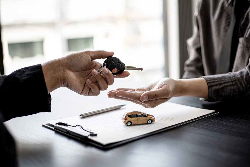 pessoa pegando chave de carro após saber se financiar carro vale a pena