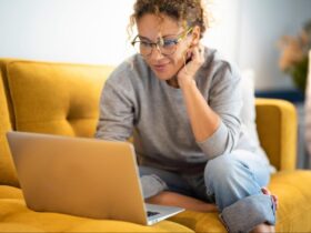 mulher usando gerenciador financeiro pelo notebook