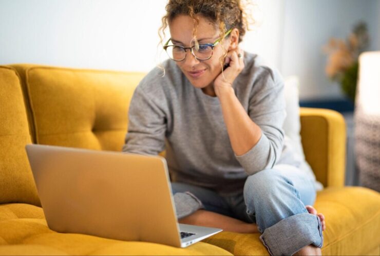 mulher usando gerenciador financeiro pelo notebook