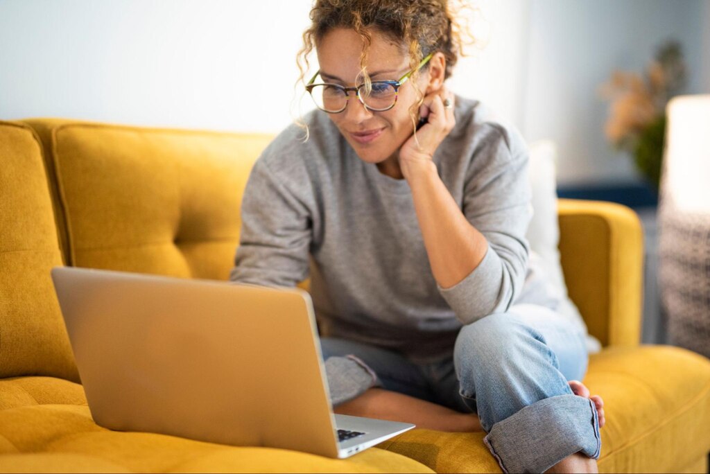 mulher usando gerenciador financeiro pelo notebook