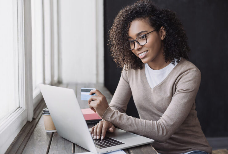 mulher usando o computador para escolher o melhor banco para antecipar FGTS