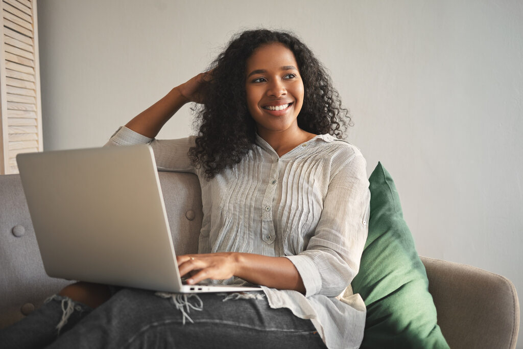 mulher usando notebook para saber o que é renda passiva e ativa