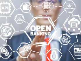 Pessoa tocando nas letras de open banking