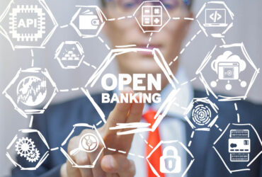 Pessoa tocando nas letras de open banking