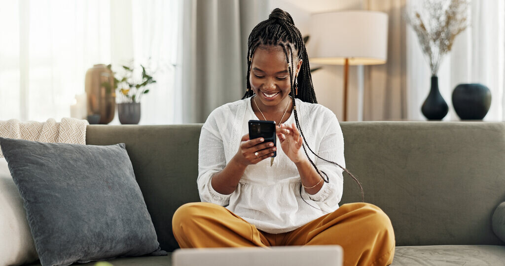 mulher usando celular para fazer open banking para investimentos