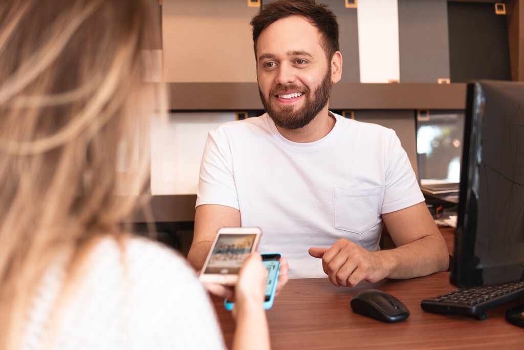 Cliente fazendo um pix por aproximação