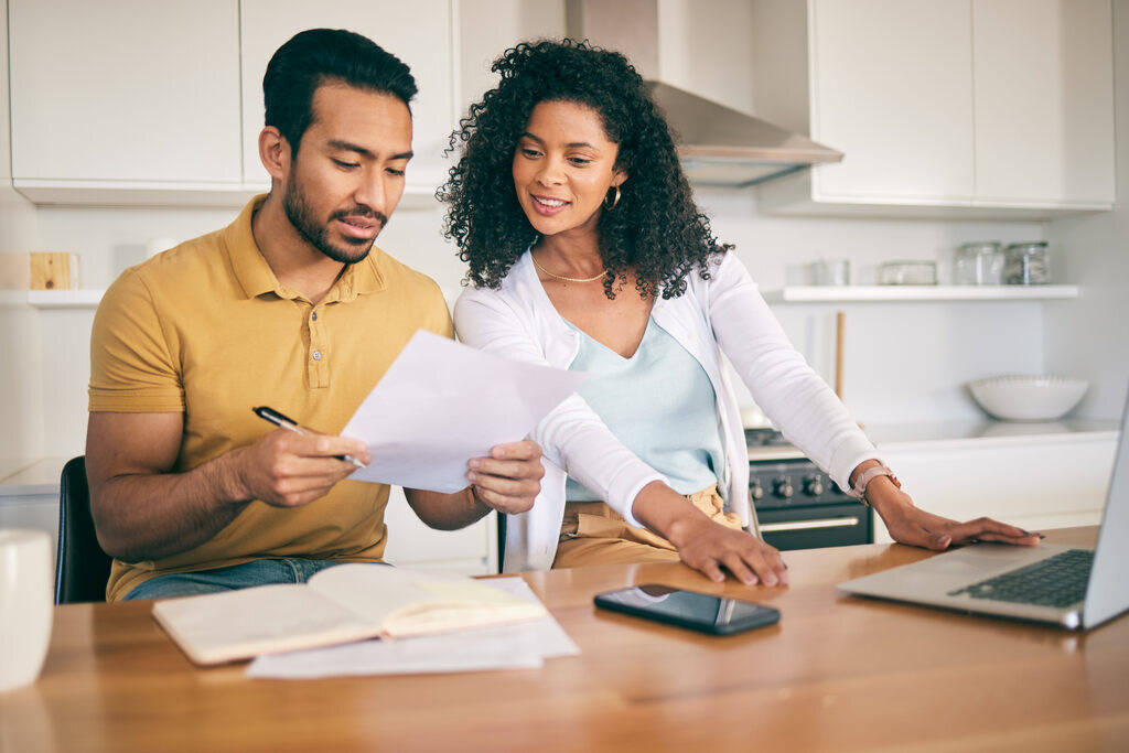 casal fazendo planejamento financeiro para 2025