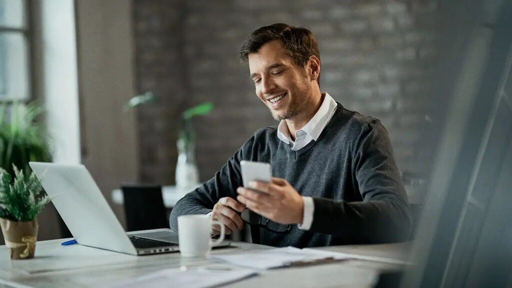 homem montando planilha de controle financeiro pelo computador