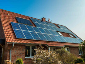 casa com placas solares representando quanto custa colocar energia solar