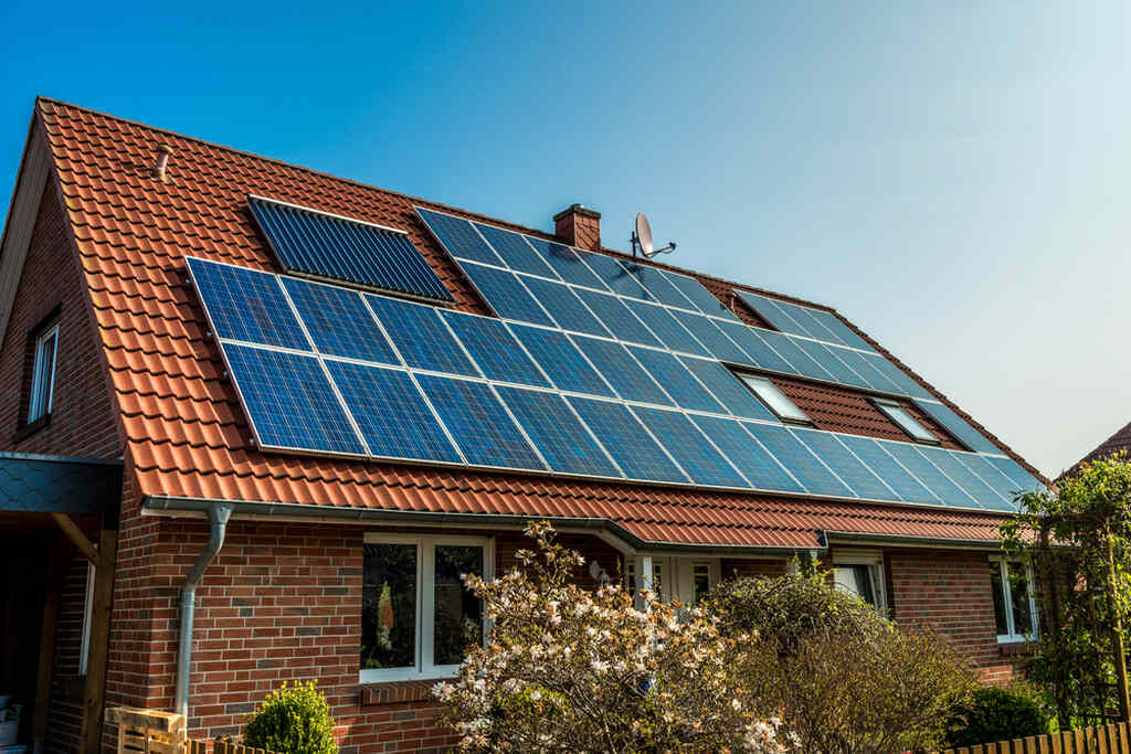 casa com placas solares representando quanto custa colocar energia solar