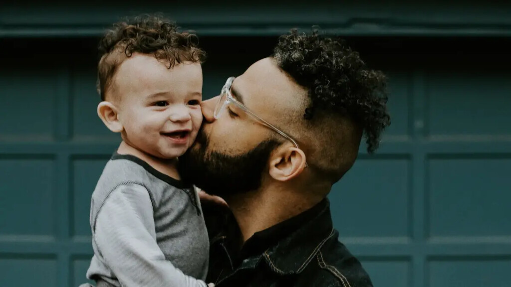 pai e filho representando quanto custa ter um filho no Brasil