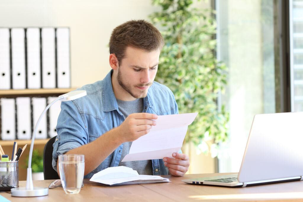 homem analisando contas para saber se open finance ajuda ou atrapalha