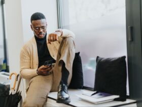 homem pesquisando no celular sobre os tipos de investidores