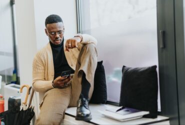 homem pesquisando no celular sobre os tipos de investidores